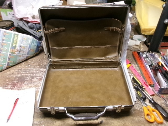 ** Vintage = AMERICAN TOURISTER – Hard Shell – ATTACHE BRIEFCASE – BROWN **