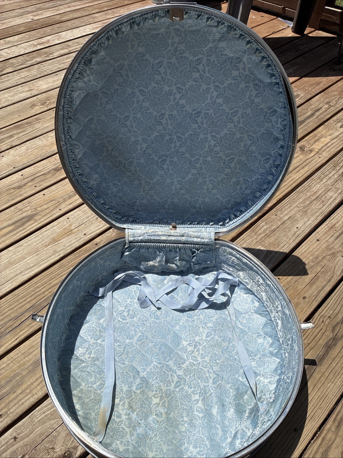 VTG American Tourister Tiara Blue Round Luggage Suitcase Has Key
