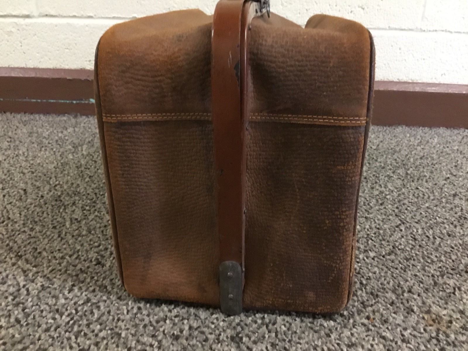 RARE ANTIQUE BROWN LEATHER SMALL DIVIDED SUITCASE UNUSUAL LATCH SYSTEM BEAUTIFUL