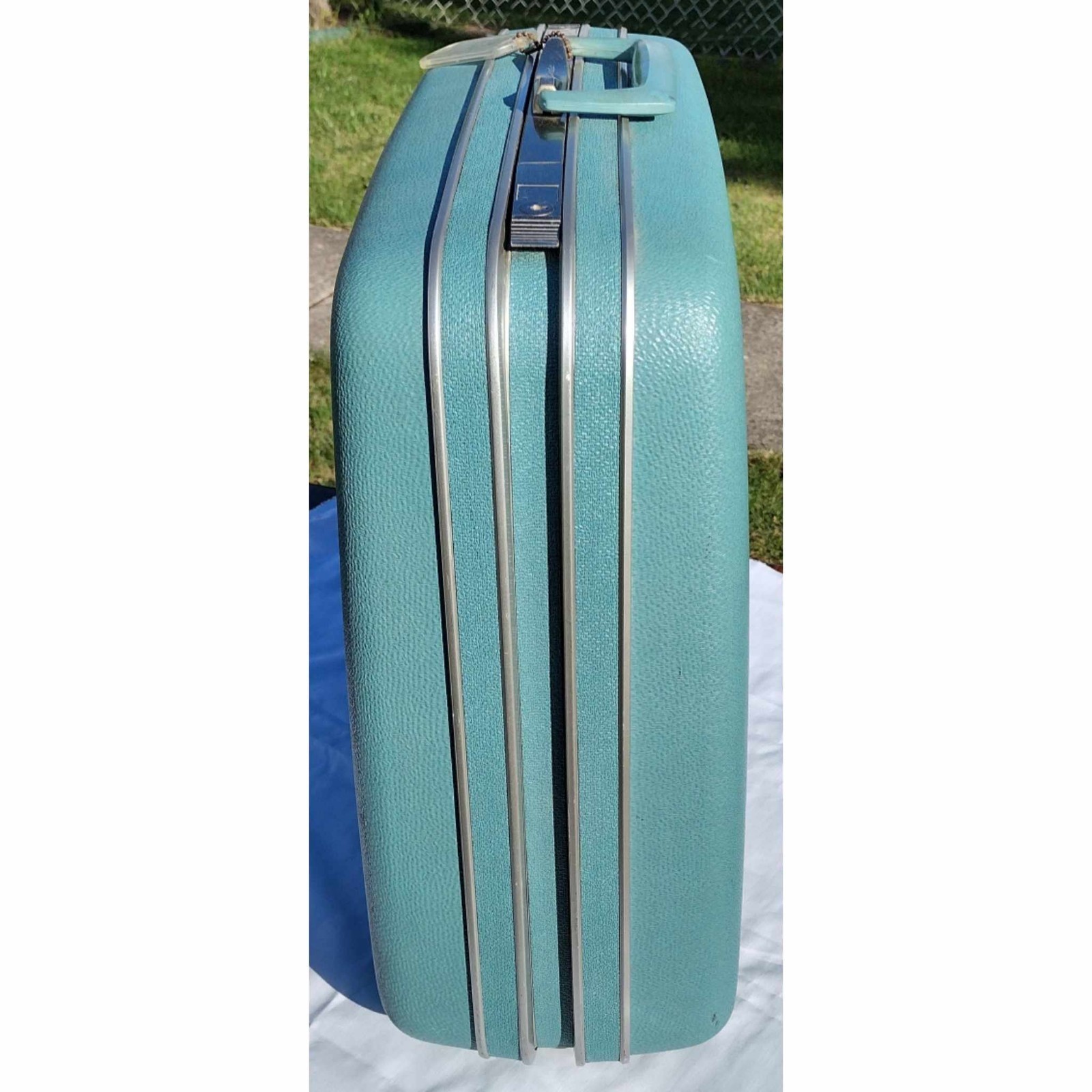 Large Vintage Retro Samsonite Suitcase silhouette 21″ x 21″ x 8″ ( No Key )