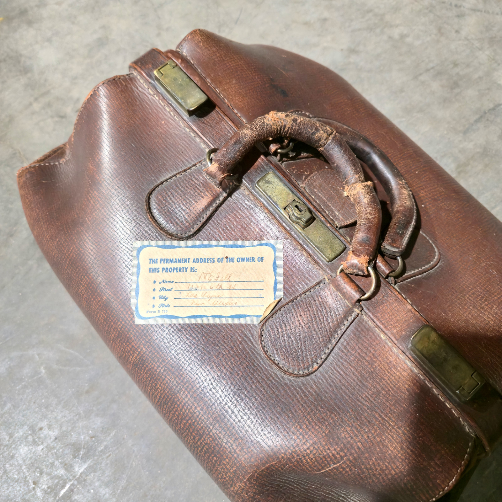 Vintage Doctor Hand Bag Hand Boarded Grain Leather & Locking Brass NO KEY