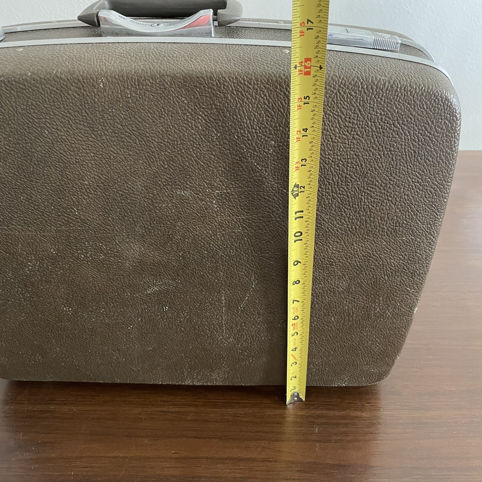 Vintage Royal Traveller hard case shell luggage suitcase brown 18.5×17″ medium