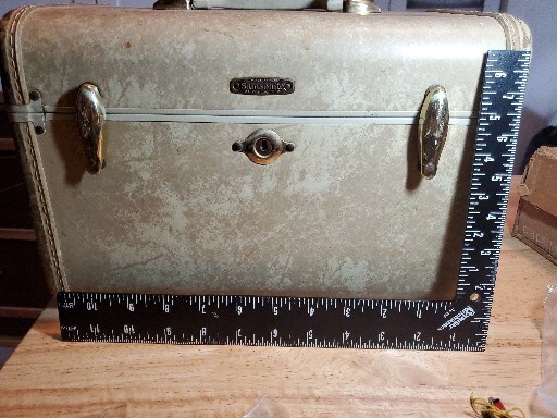 NICE Vintage Samsonite Train Case White Marbled 1950’s No KEY. Nice Mirror