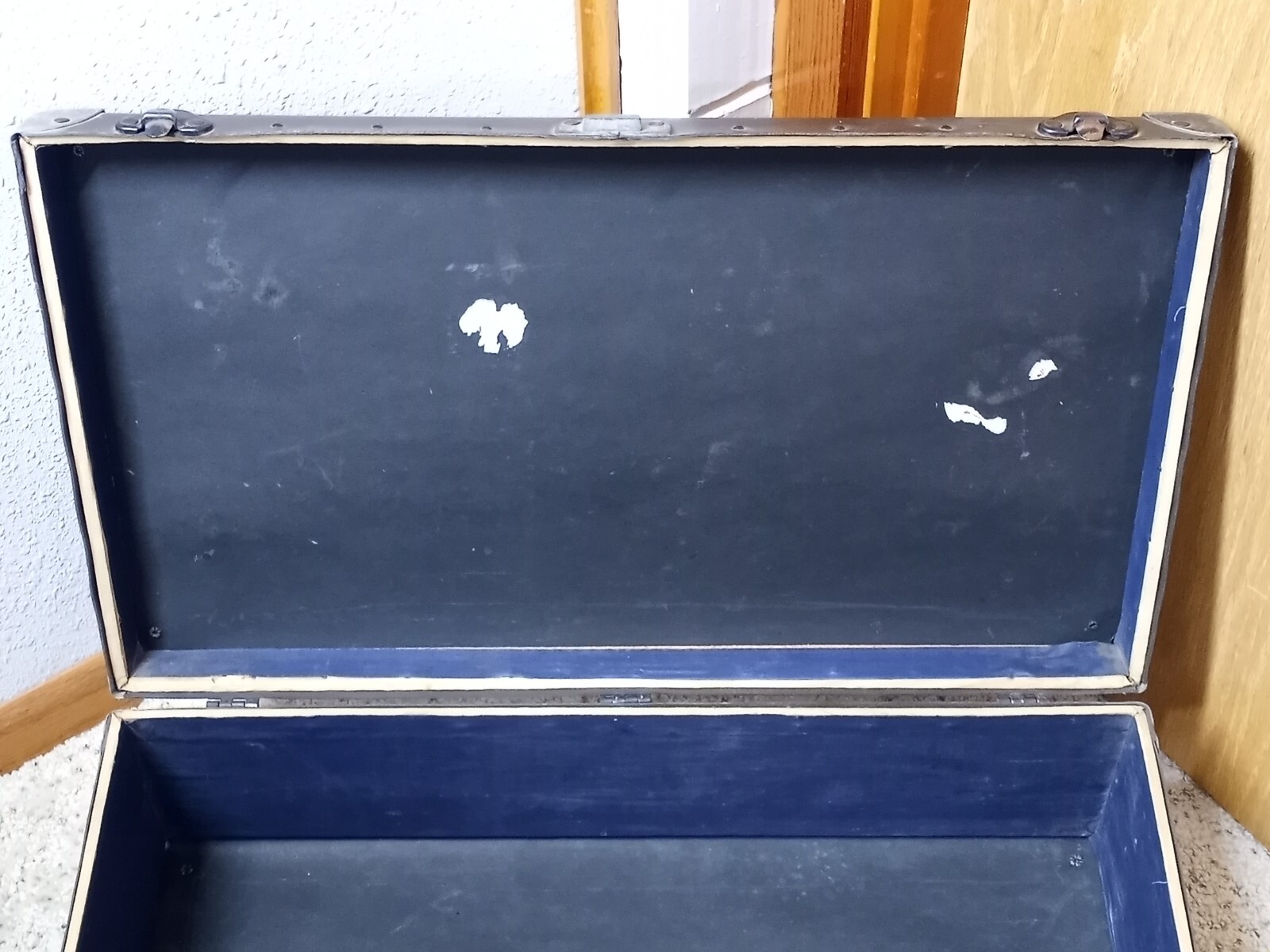 Vintage LUGGAGE SUITCASE EAGLE LOCK CO USA TERRYVILLE CONN METAL WOOD LEATHER
