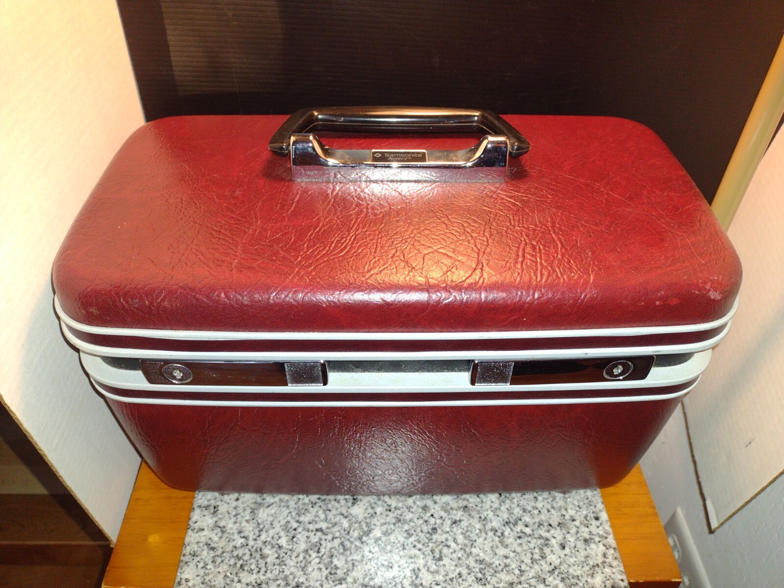 Samsonite Sentry Hard Shell Cosmetic Luggage Case. Maroon Color.