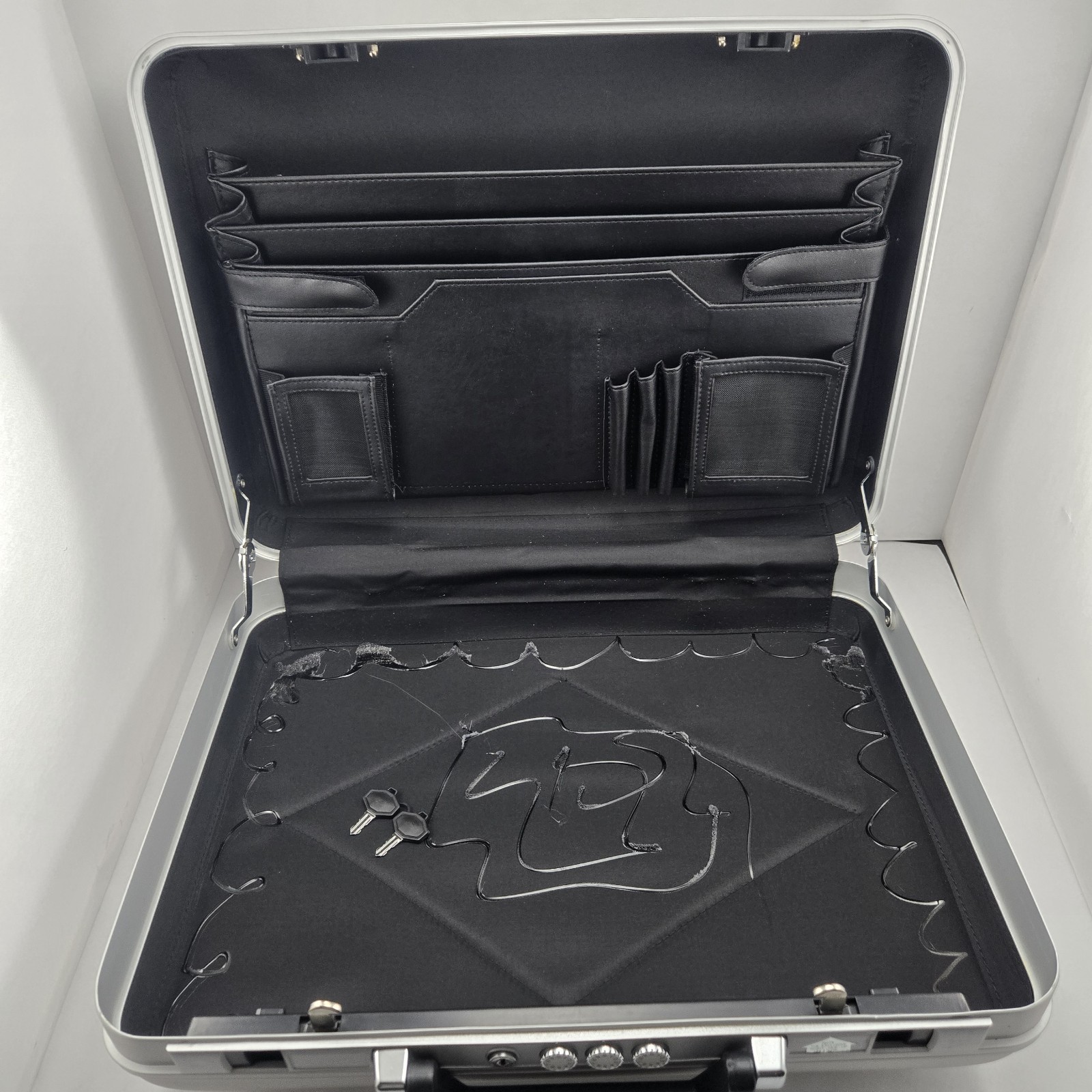 Used Aluminum Briefcase Silver Attache Case 18x13x4 Locking