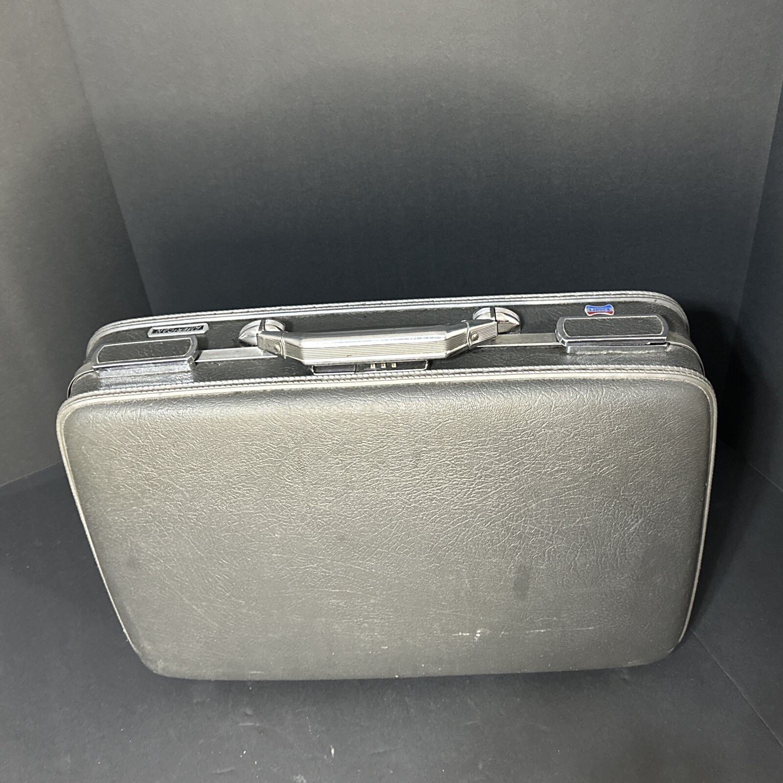 Vintage American Escort Gray Luggage Hardcase Suitcase 1960’s Excellent 19”