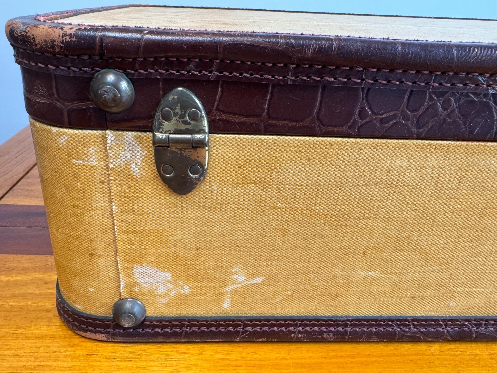 AMELIA EARHART LUGGAGE SUITCASE WITH KEYS FOR LOCKS – 24×14.5″ -TRAVEL -AIRPLANE