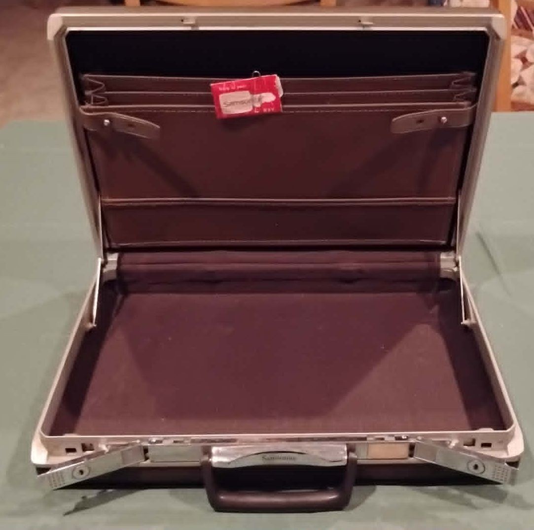 Vintage 1970s Samsonite Briefcase WITH KEY Brown Hard shell Inside Organization