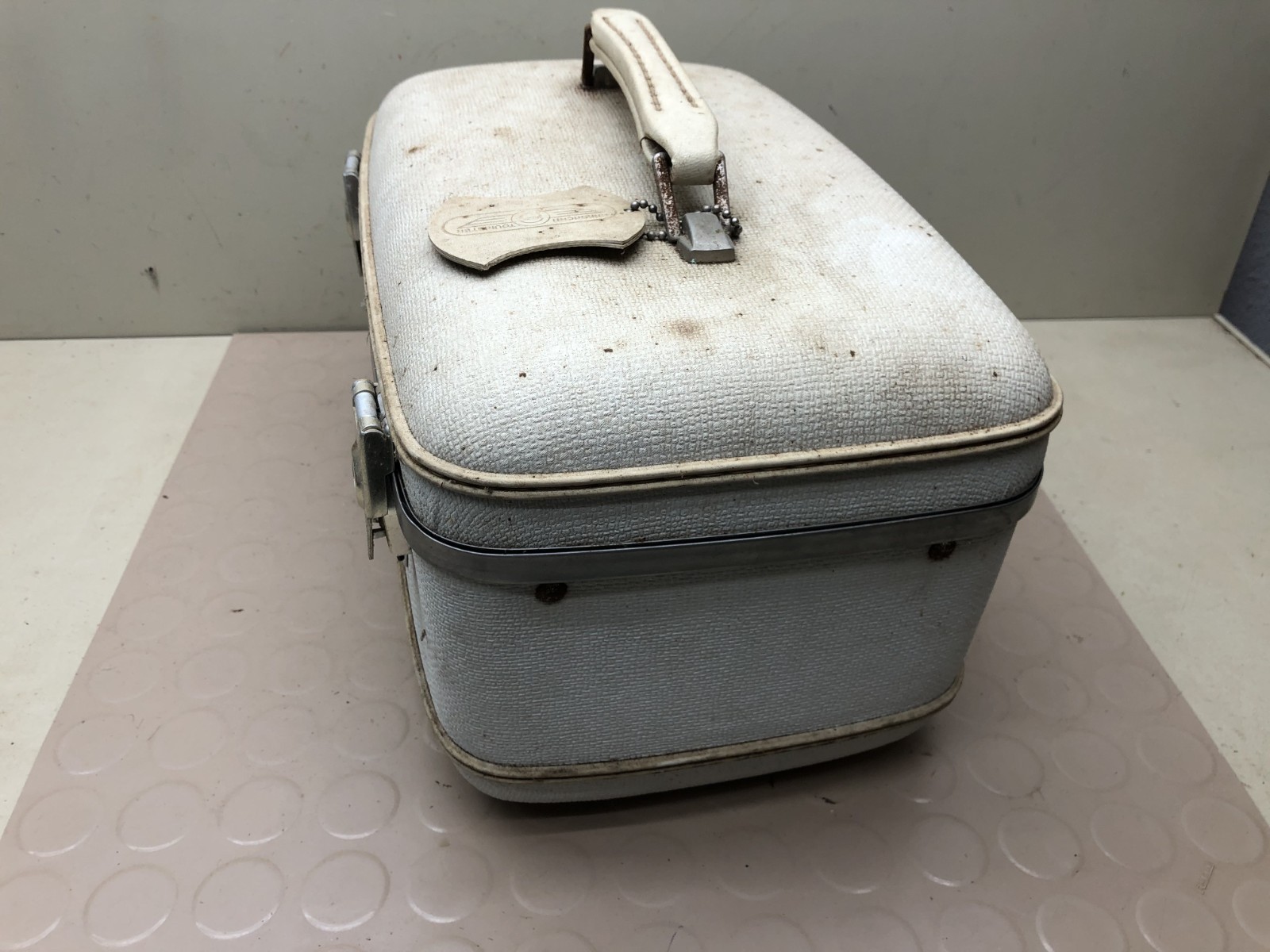 VINTAGE AMERICAN TOURISTER TRI TAPER FOOTED HARD SIDE TRAIN CASE w/ Key