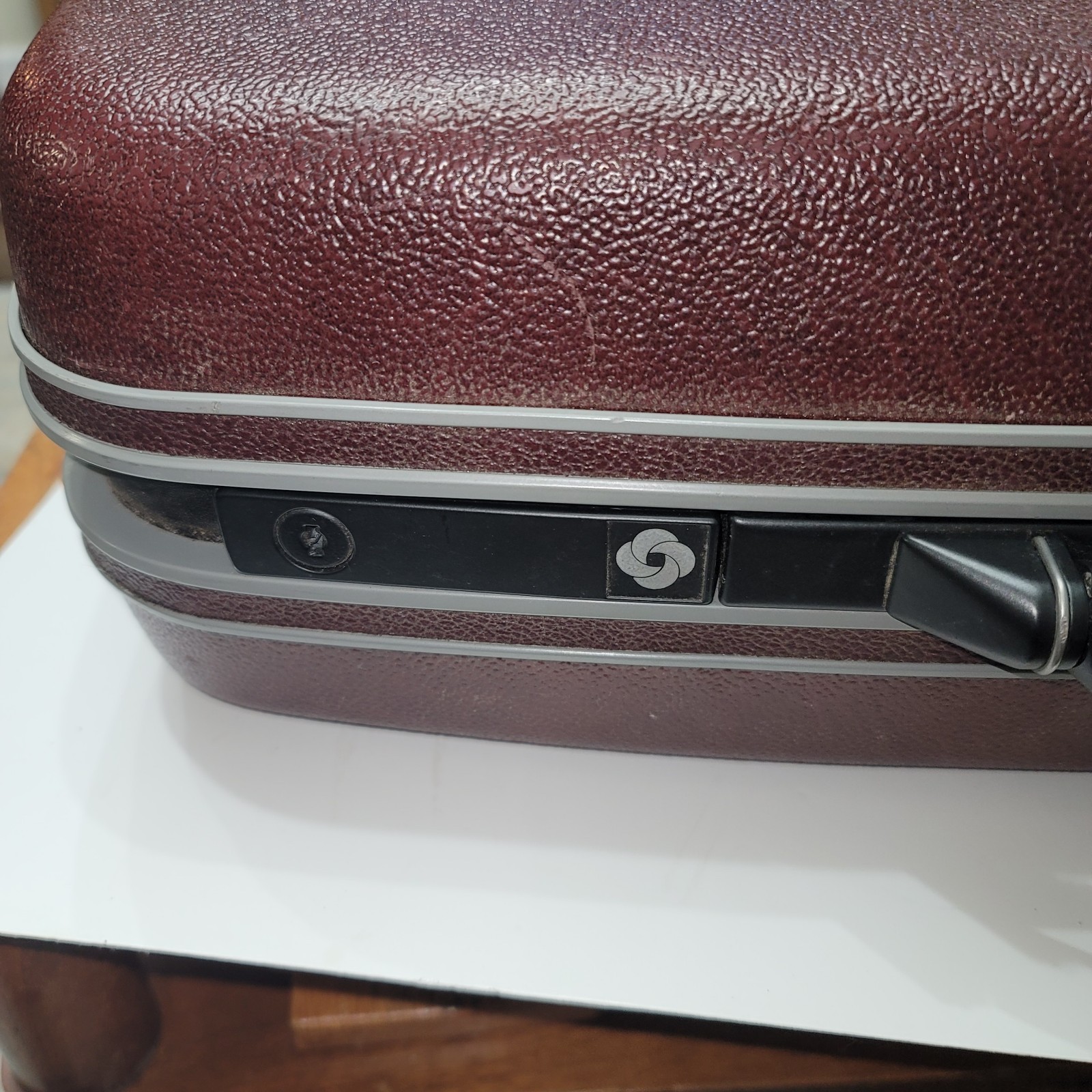 Vtg Samsonite Sentry II Traveller Burgundy Hard Shell Suitcase Keys 23 X 17 X 7
