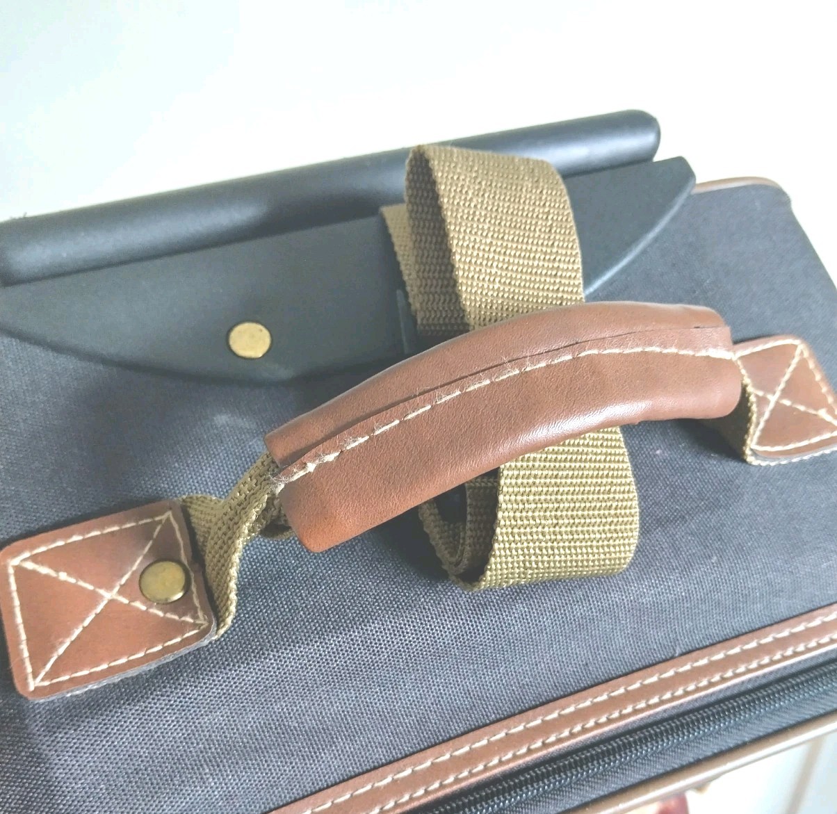 ($34.99 OBO) VTG American Flyer Rolling CarryOn Suitcase Navy Tan 20L x 14W x 8D