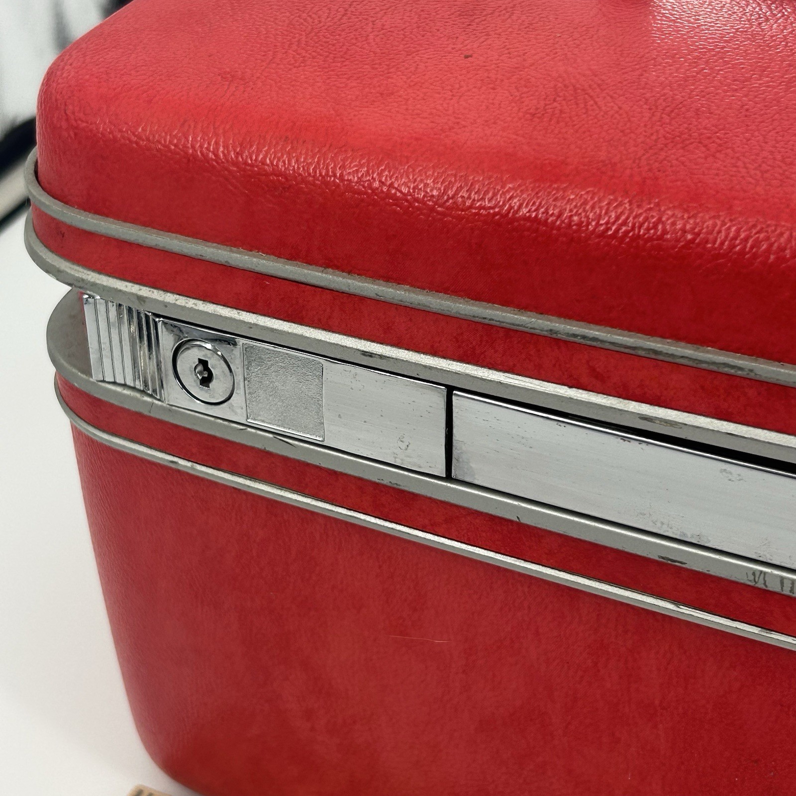 Vintage Red Samsonite Silhouette Vanity Train Luggage Cosmetic Case W/ Keys