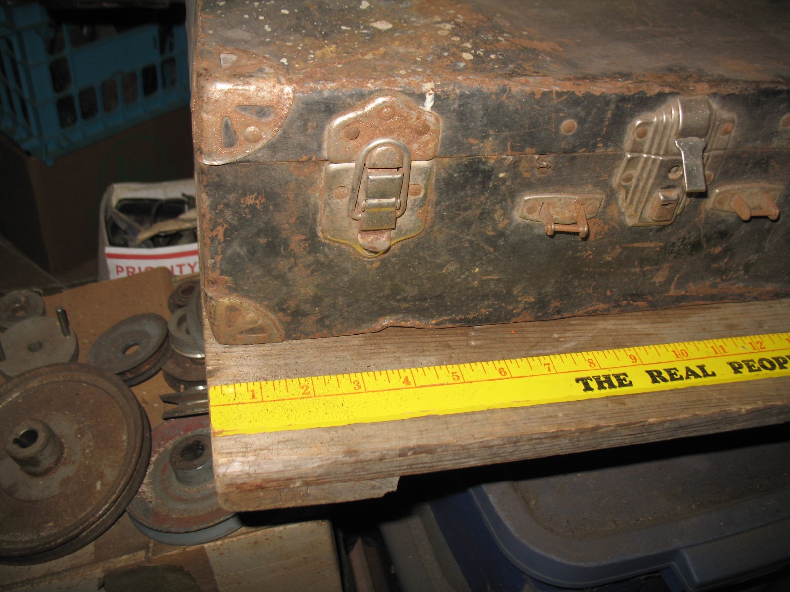 VTG METAL WOOD LINED SUITCASE TRUNK SALVAGE DISTRESSED CABIN PROP ART FARM DECOR