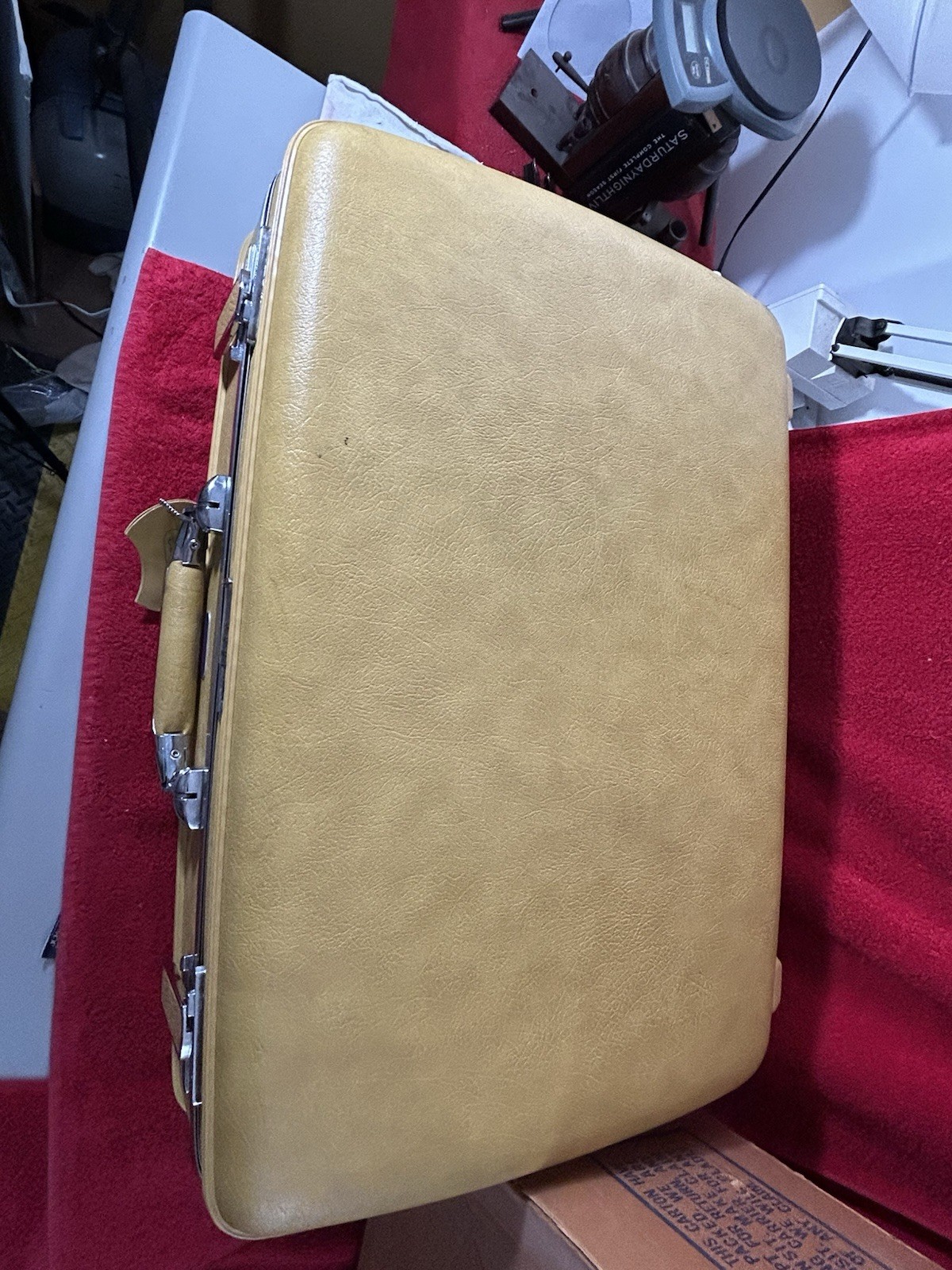 Escort Series Model 6024 24″ Gold Pullman Suitcase American Tourister With box