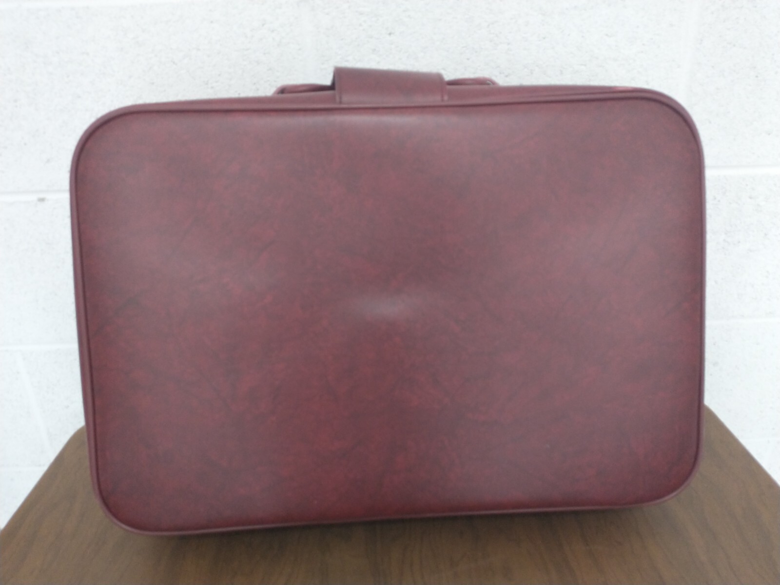 American Tourister Vintage Red Faux Leather 4 Piece Luggage Set 24×17 to Clutch
