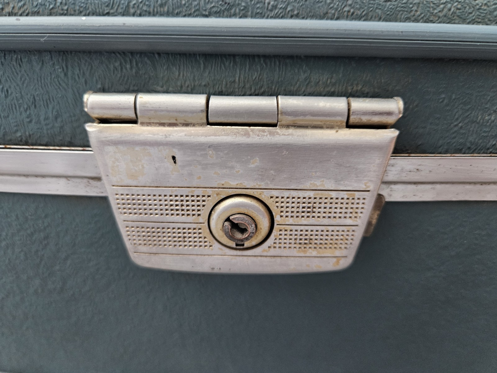 Vintage Socialite 60 Blue Train Case – Hard Sided with Mirror And Tray Insert