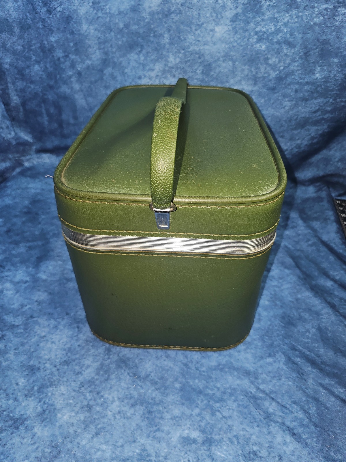 Vintage Sears Avocado Green Featherlite Train Case Cosmetics Case no key