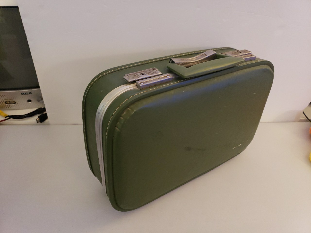 Vtg Hard Shell Suitcase W/ Handle Olive Green 16″ X 10.5″ Inside Mirror Taiwan