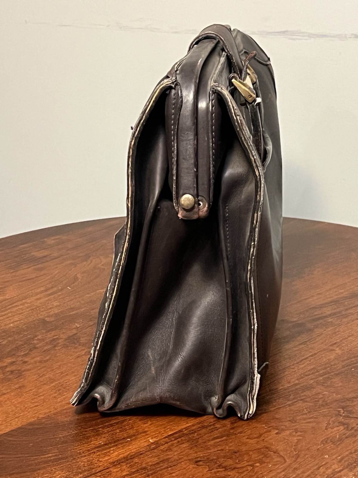 Vintage PEGASUS Belting Leather Suitcase Doctor Bag W/ Lock & Handles USA (Read)