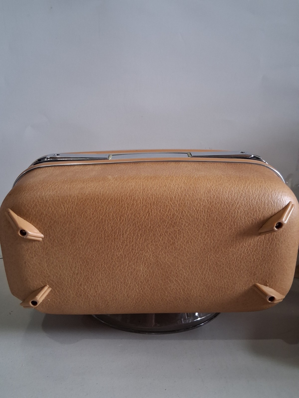 VTG MCM 1960’s”Eaton” Travel Hardshell Traincase; Cosmetic/Toiletry Case; Footed