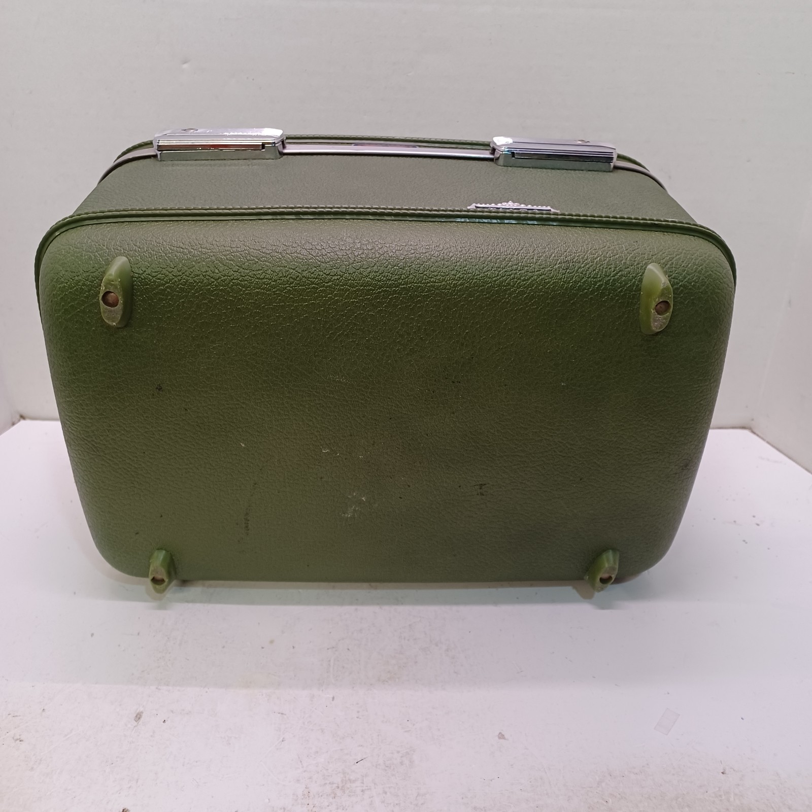 VINTAGE AVOCADO AMERICAN TOURISTER TIARA HARD TRAIN CASE