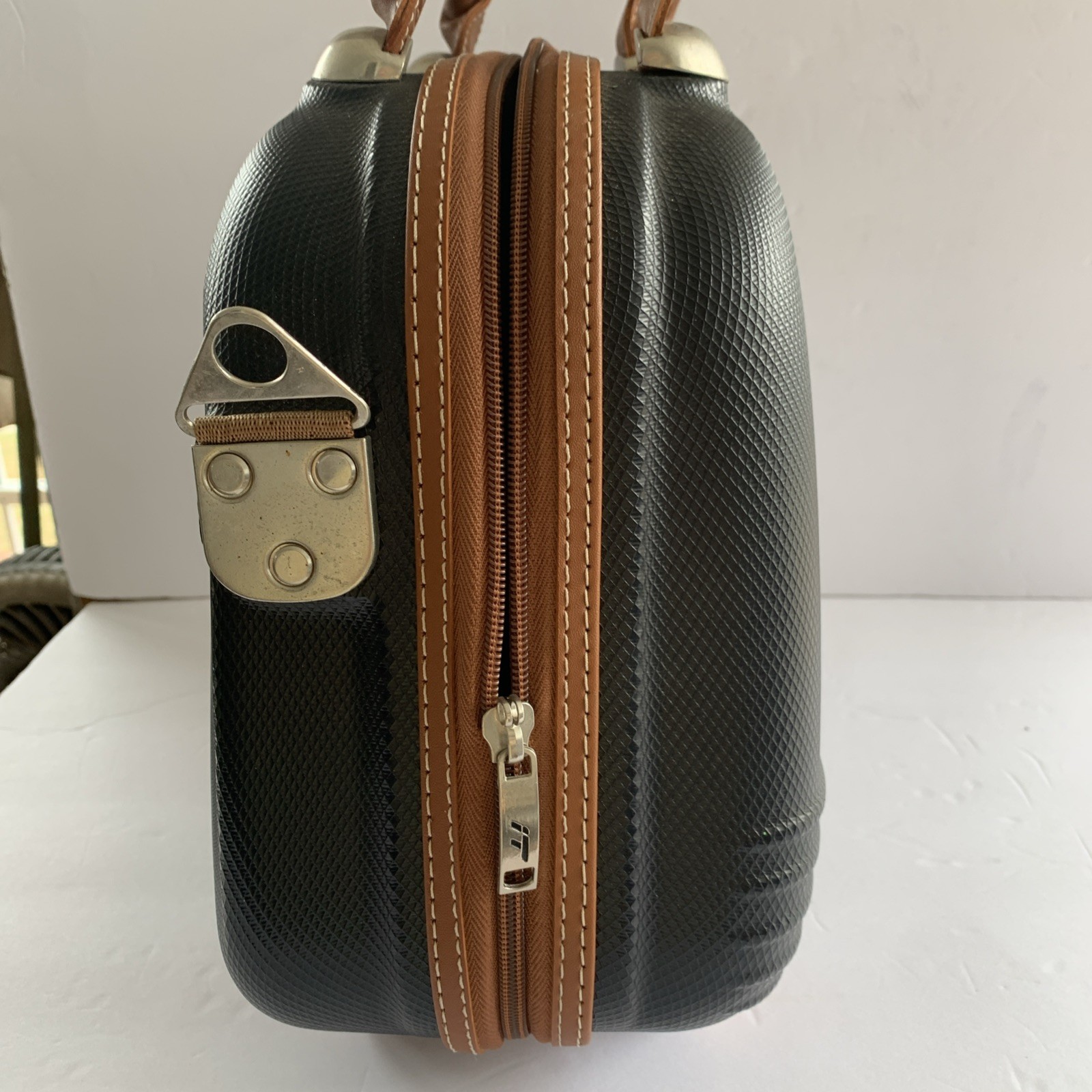 LANDOR AND HAWA INTERNATIONAL TRAVELER HARD SHELL CARRIER / APPROX. 13x11x7 inch