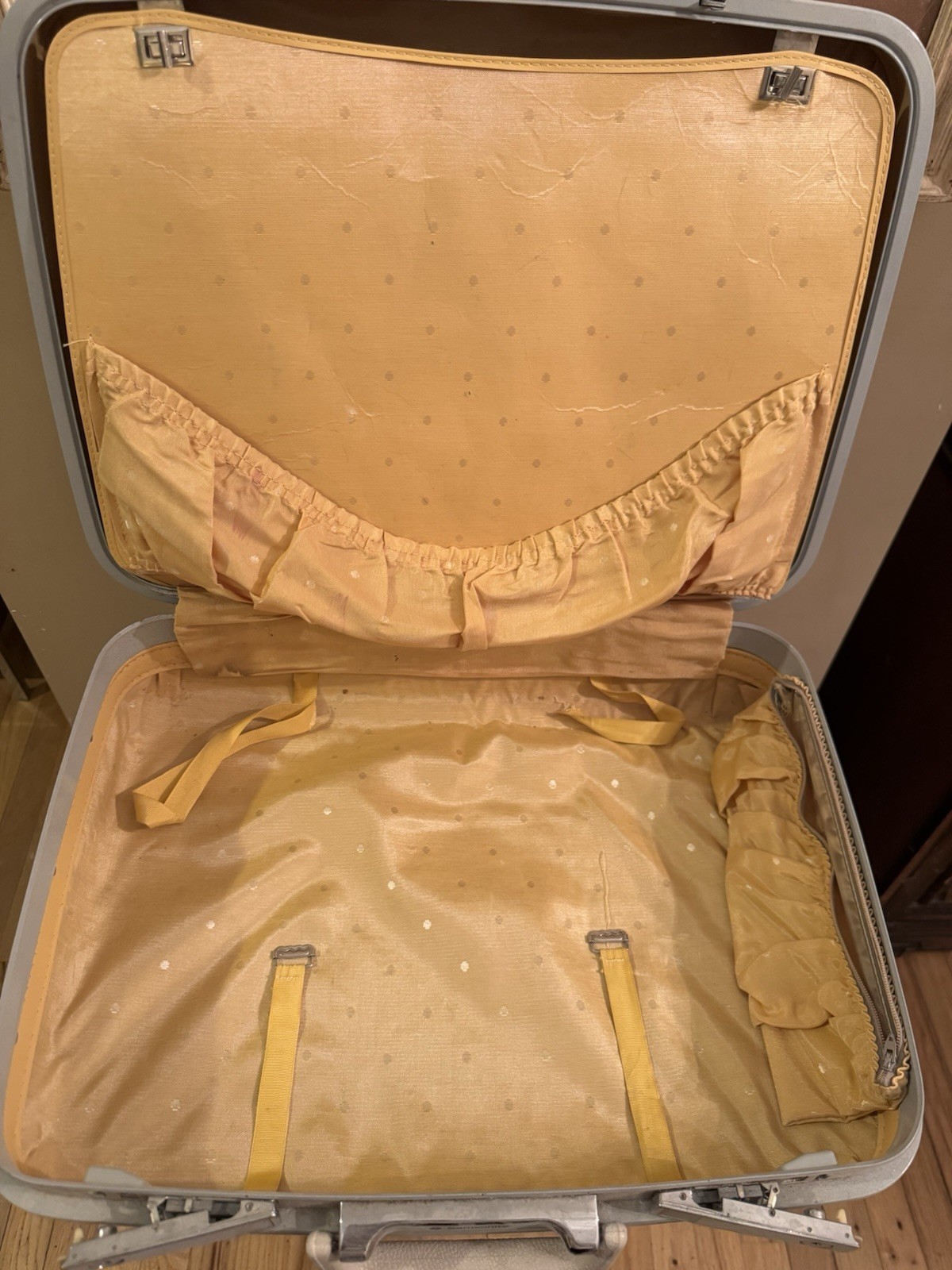 Vintage Samsonite Silhouette Suitcase White Hard Shell Luggage 20” x 16” x 7”
