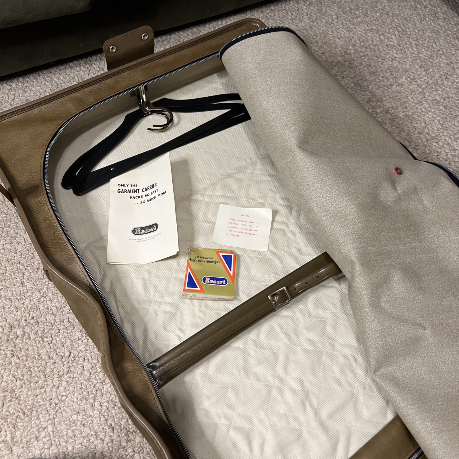1970’s Vintage American Tourister Escort Tan Style 6044 Men’s Garment Carrier