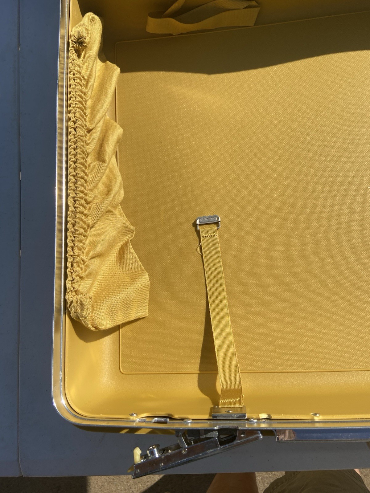 Vintage Gold Large Samsonite Saturn II Luggage Suitcase Hard Shell W/ Key 24×18