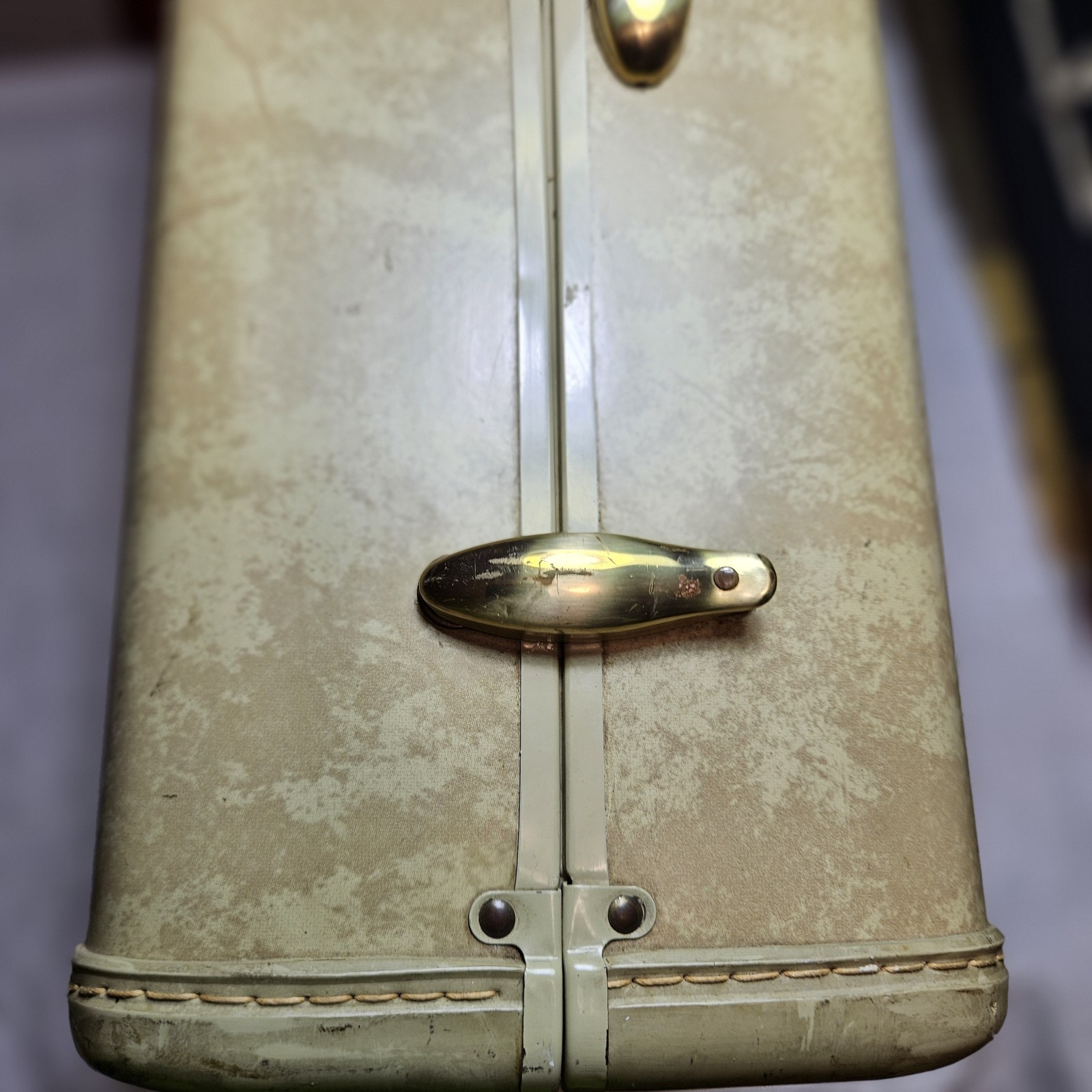 Vintage Samsonite Streamline Suitcase Luggage with Key • Cream Marble