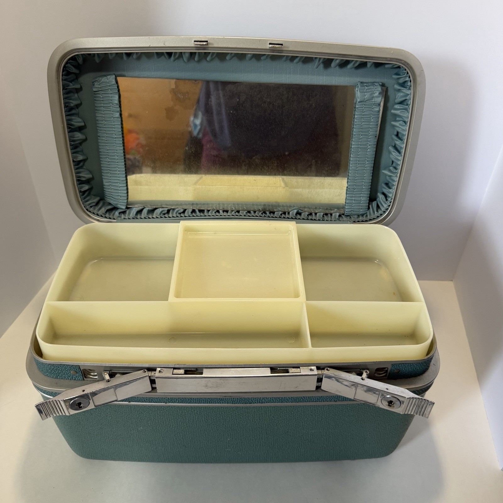 Samsonite 1960s Vintage Blue Hard Shell Vanity Case with Mirror Compartments