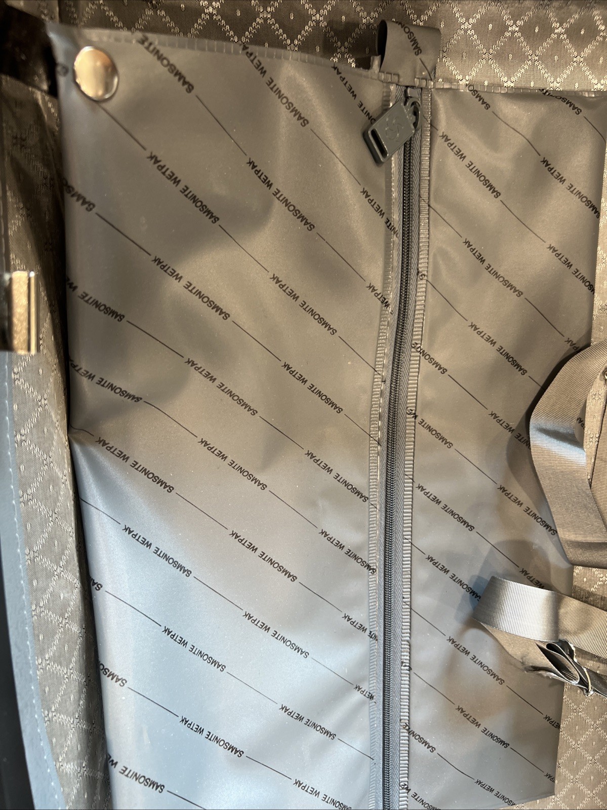 Vintage Samsonite Silhouette 4 Hard Shell Suitcase 20″
