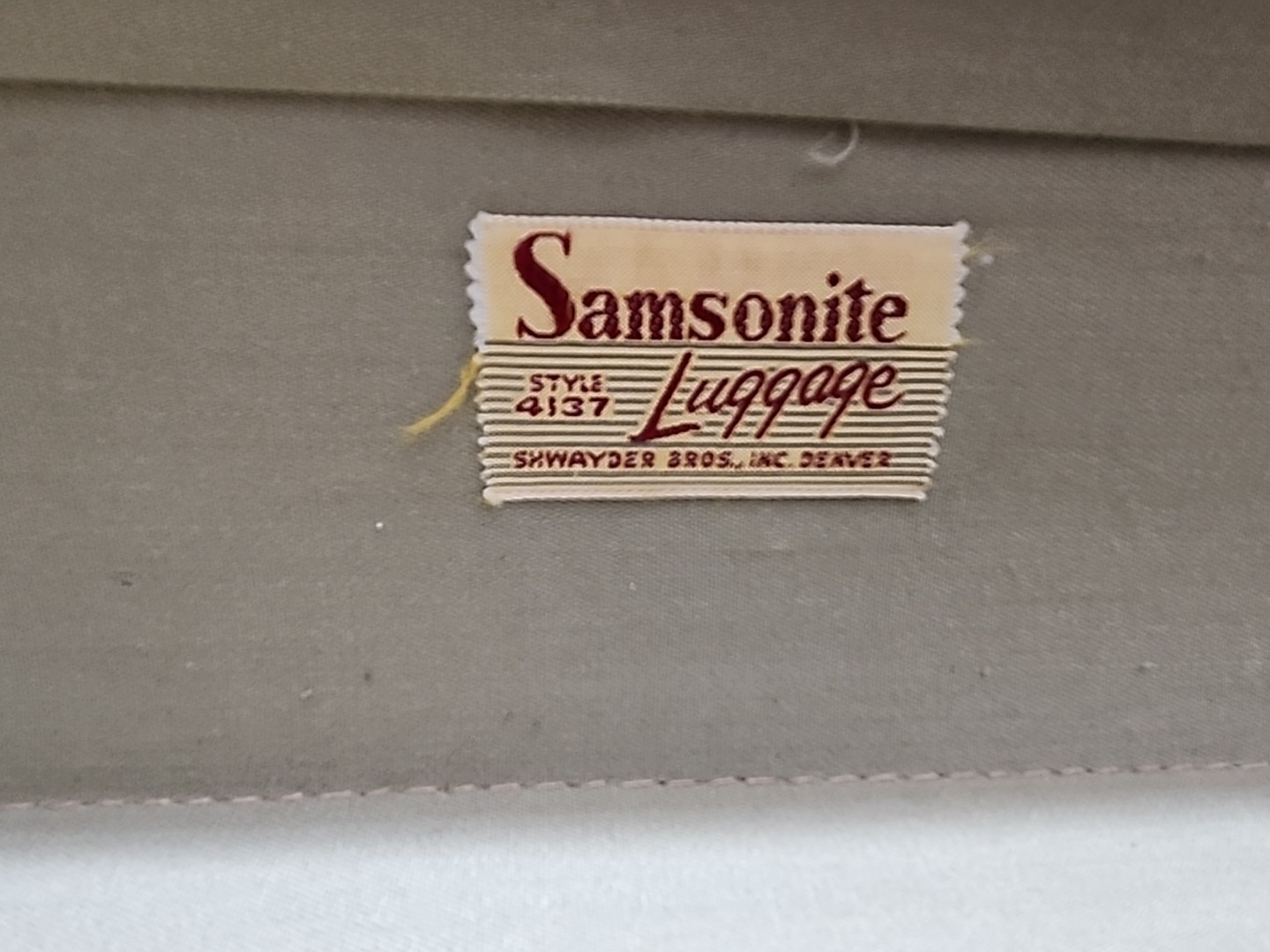 Samsonite Suitcase Luggage 4137, Faux Alligator Shwayder 24.25Wx19.5″x9″ Vintage