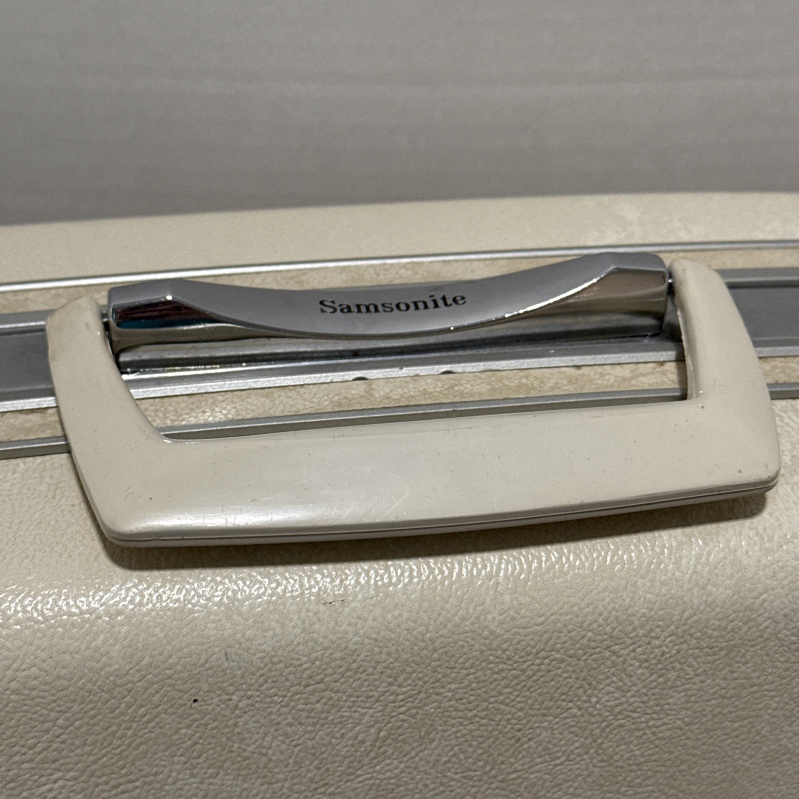 Samsonite Silhouette Luggage Suitcase Vintage Hard Shell Ivory Cream 21”x16”