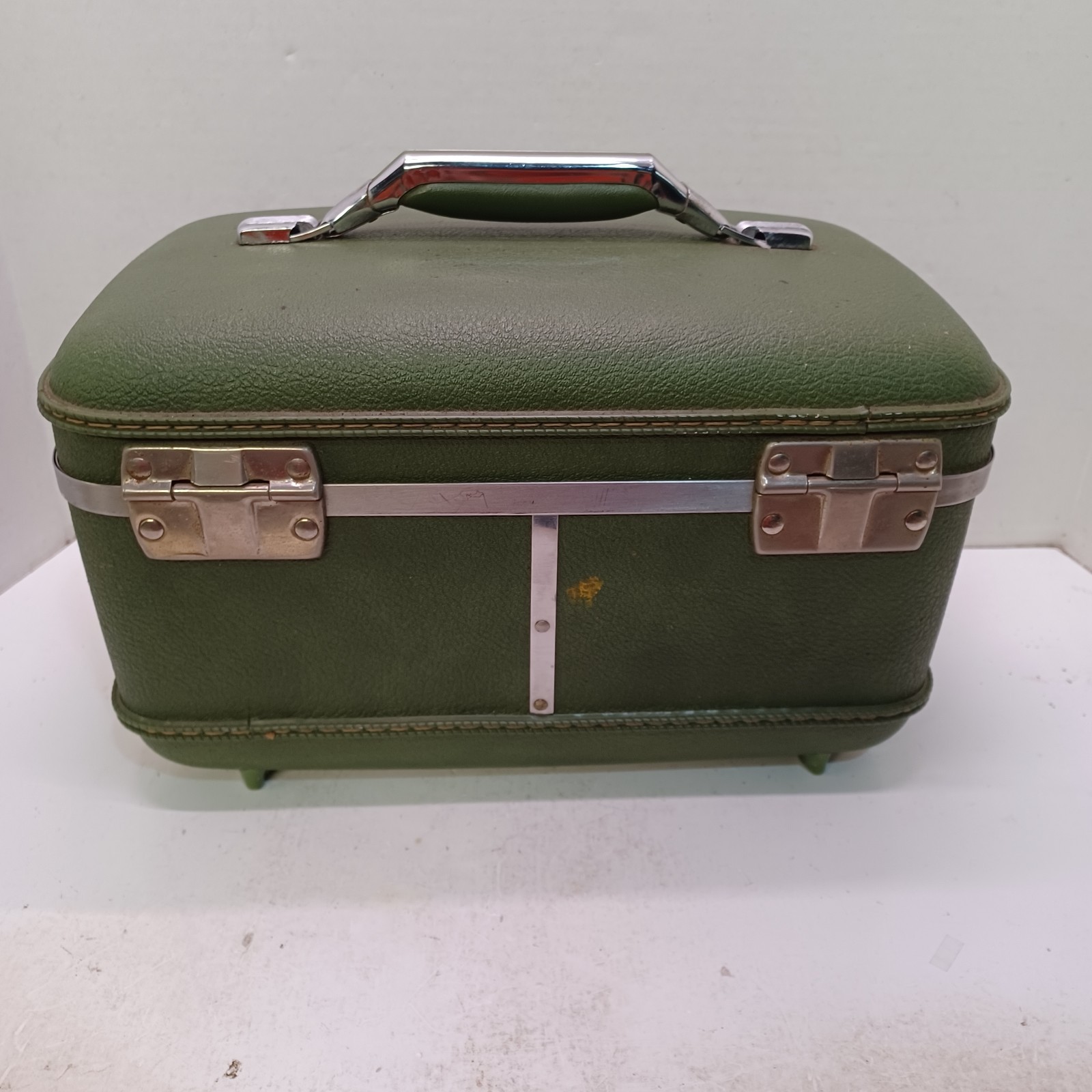 VINTAGE AVOCADO AMERICAN TOURISTER TIARA HARD TRAIN CASE