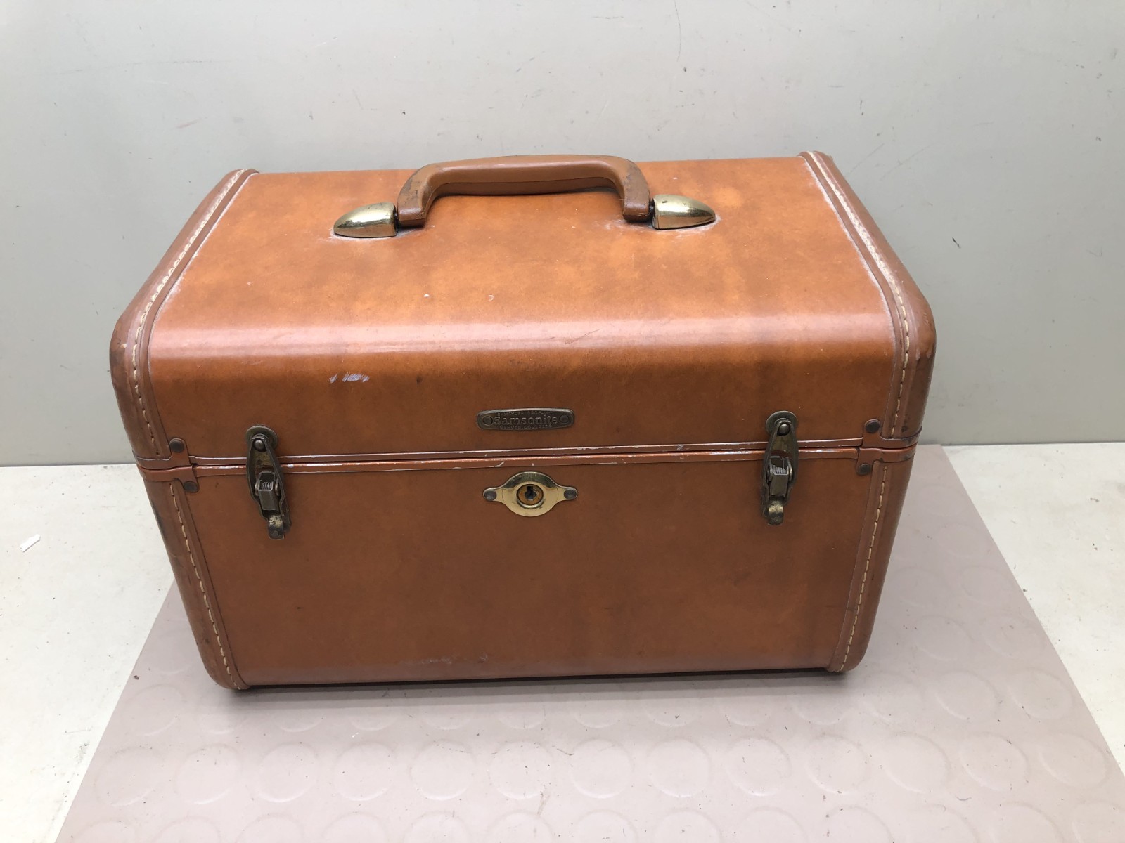 Samsonite Shwayder Bros Brown Train Case #4612 – 1950’s – VINTAGE (No Key)