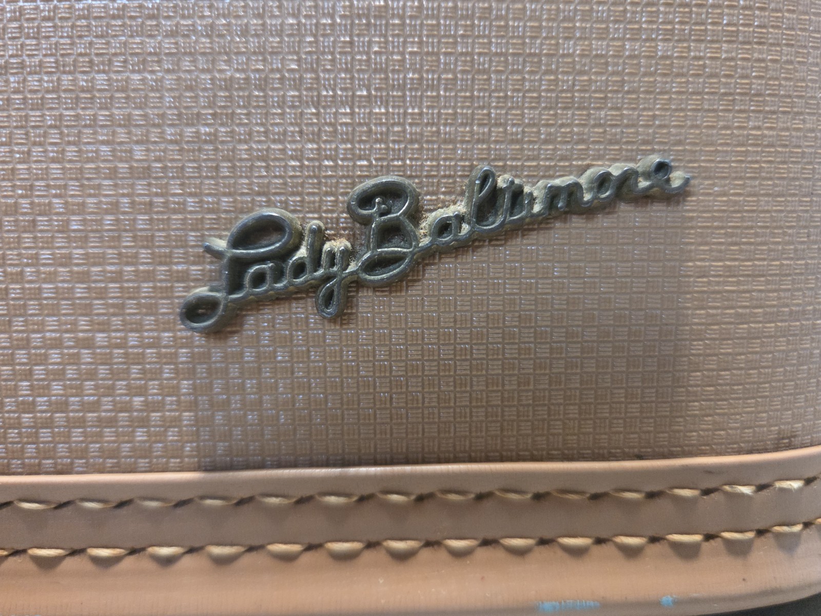 Vintage Lady Baltimore Beige Makeup Travel Case with Mirror