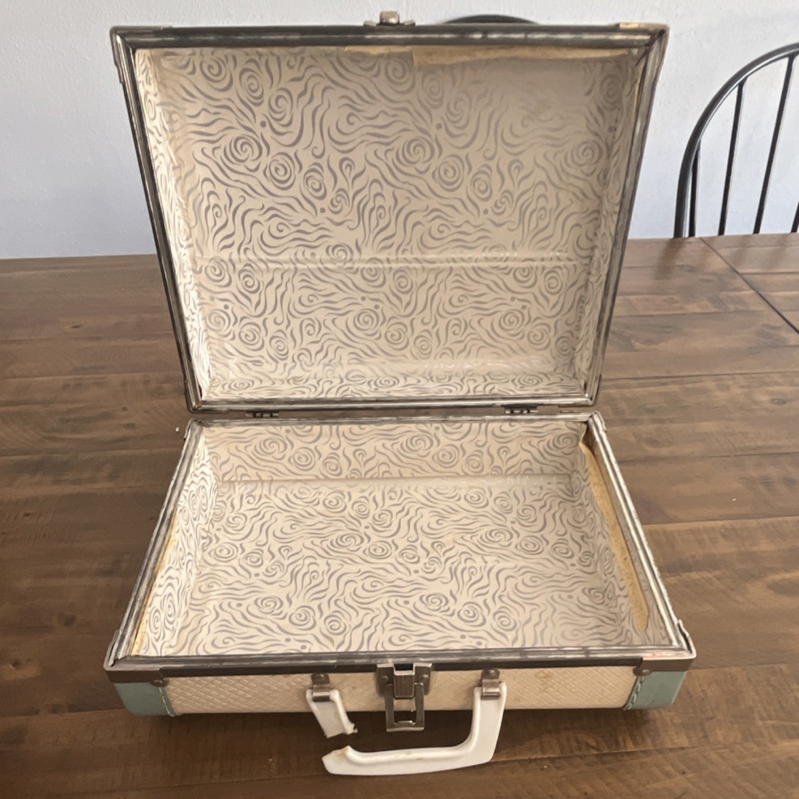 Vintage Hard-Sided Blue Beige Vinyl Metal Vanity Case with Locking Feature