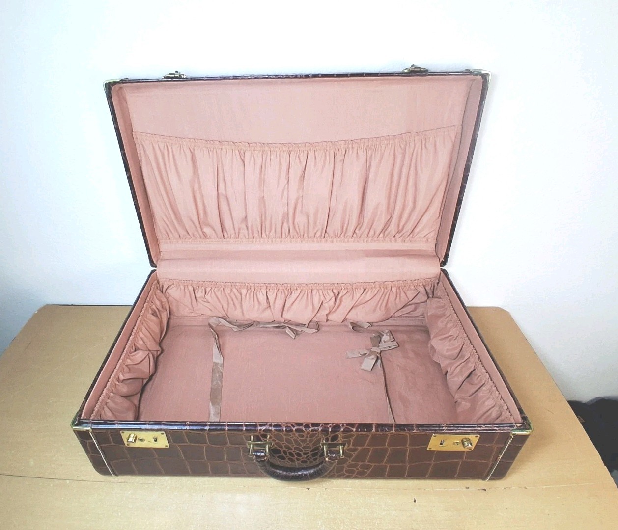 Vintage Embossed Leather Faux Crocodile Alligator Suitcase 25.5″x 15.5″x8.5″
