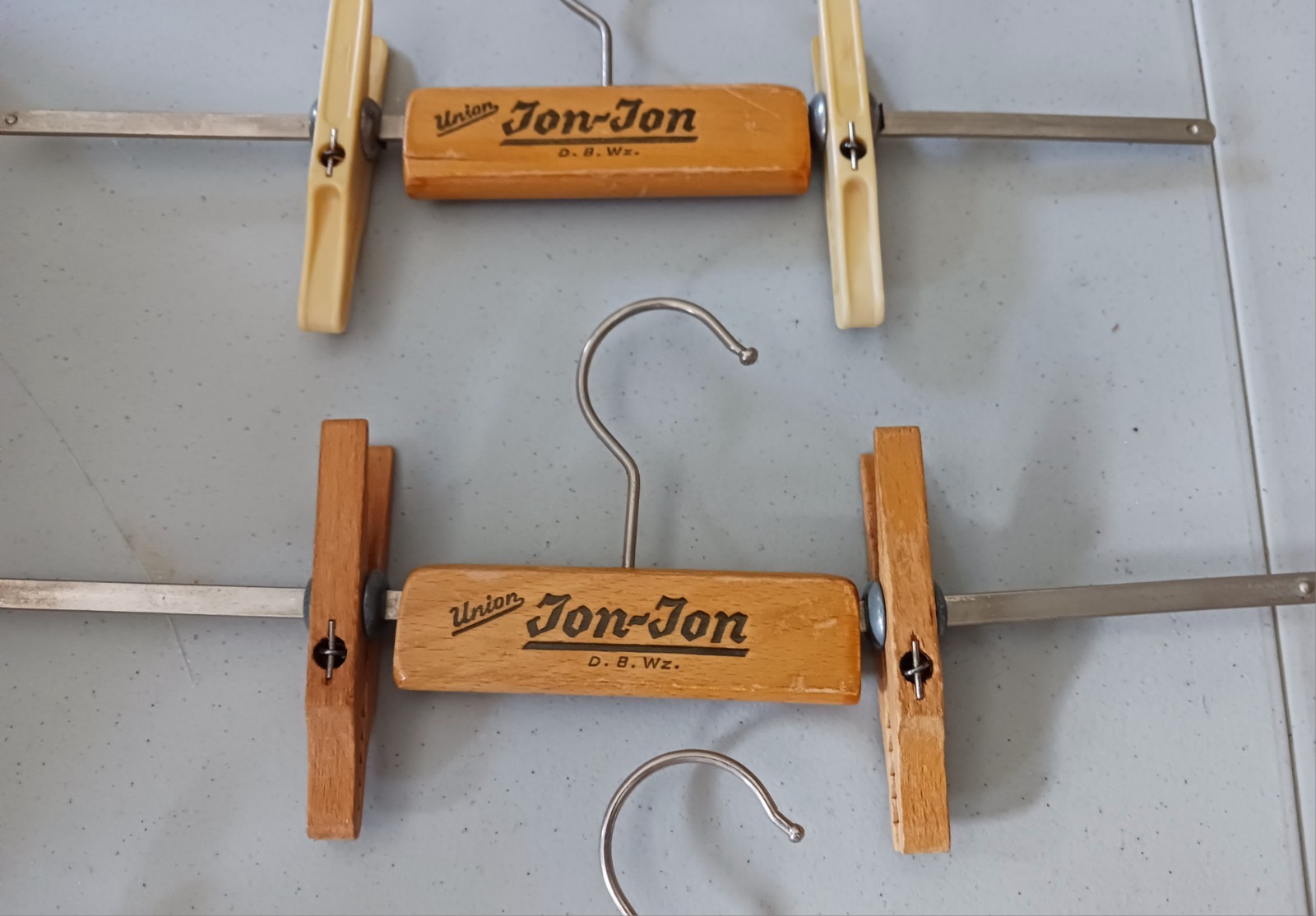 5 Union Jon Jon D.B.Wz Folding Travel Hangers Wooden,Molded Plastic, Metal VGC