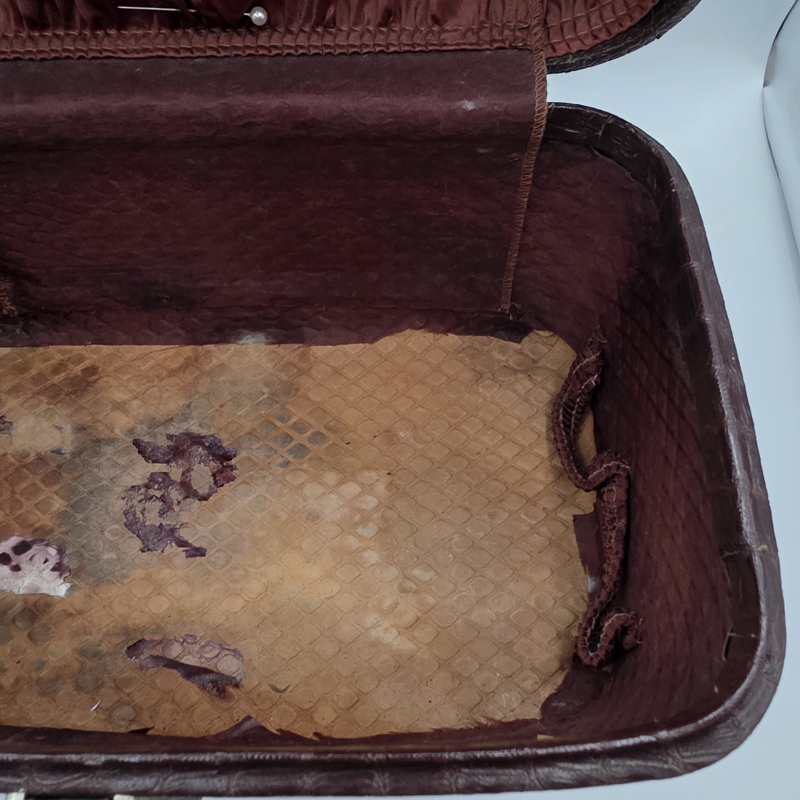 1970’s Vintage Wayfarer Silhouette Train Case Faux Alligator