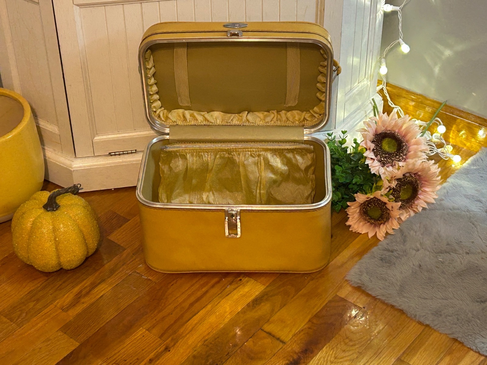 Vintage Luggage 1960s-70s Sears Featherlite Train Case Light Golden Yellow