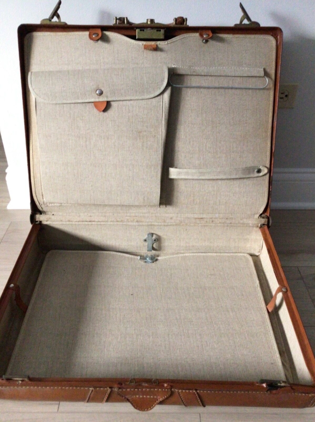 Vintage Retro Antique Large Brown Leather Suitcase Handled Travel Luggage