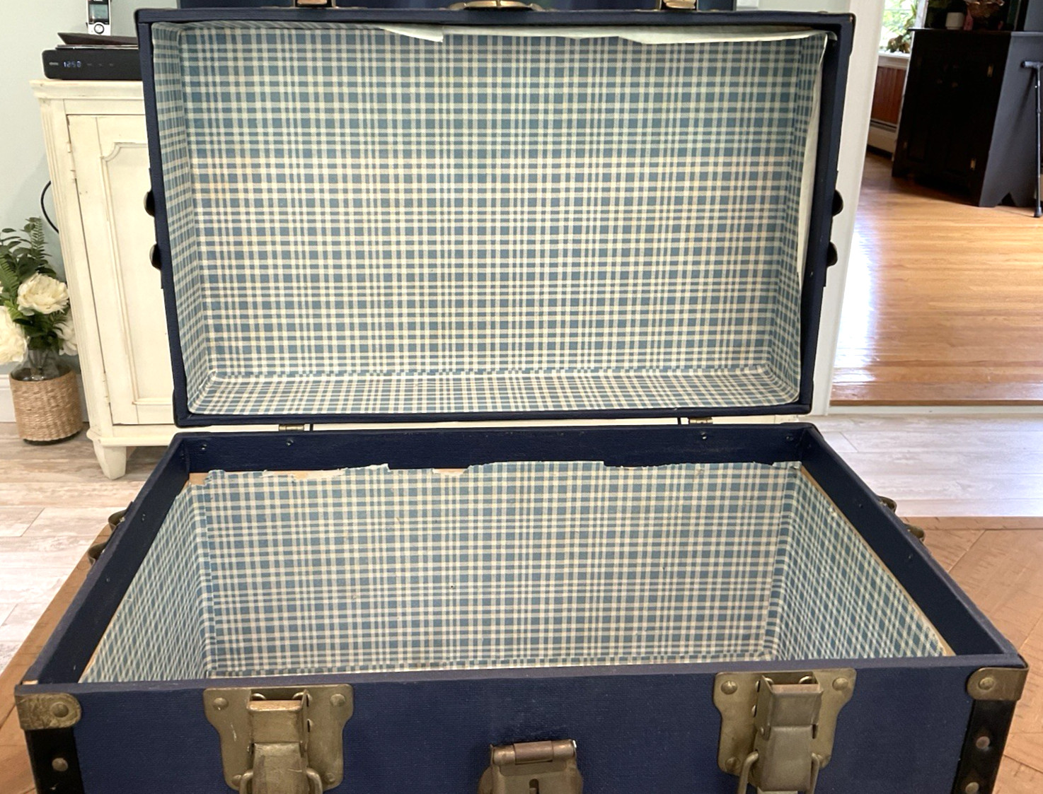 Vintage c. 1960 Leigh Luggage LTD England Blue Trunk Style Luggage 20″x14″x12″