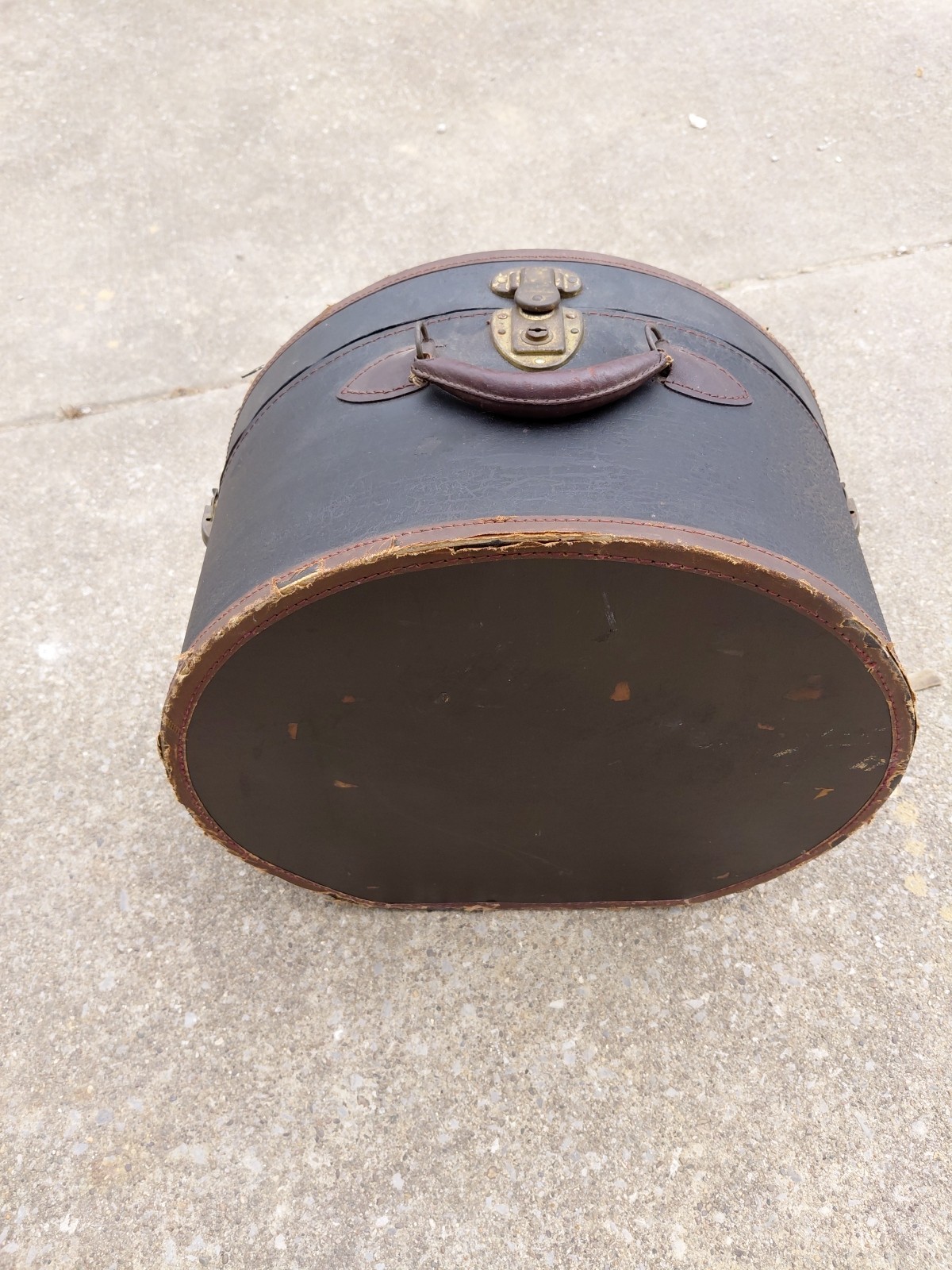 Antique Collectible 1900s BLACK CIRCULAR TRAIN CARRYON CASE 18″ x 16.5″