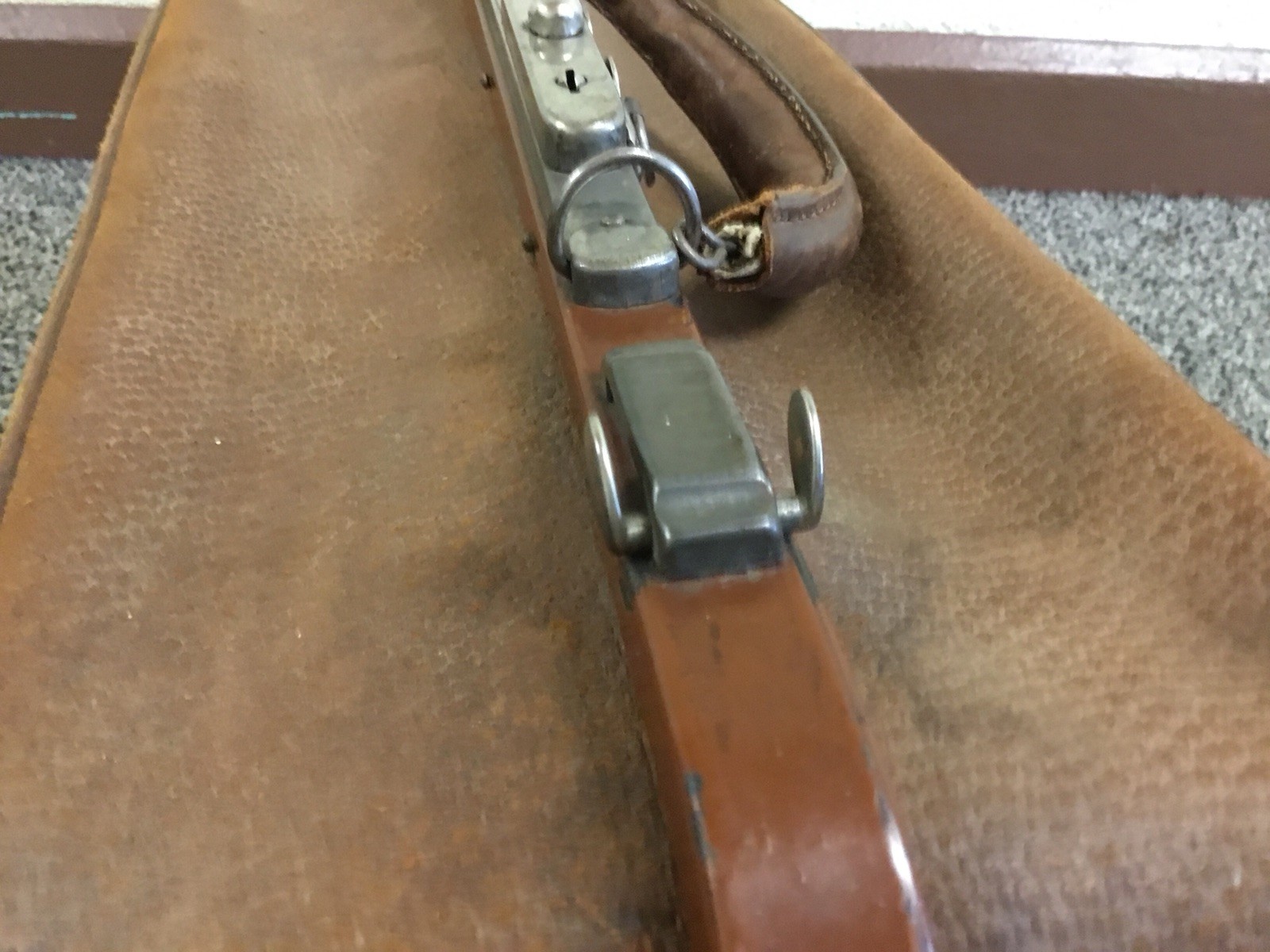 RARE ANTIQUE BROWN LEATHER SMALL DIVIDED SUITCASE UNUSUAL LATCH SYSTEM BEAUTIFUL