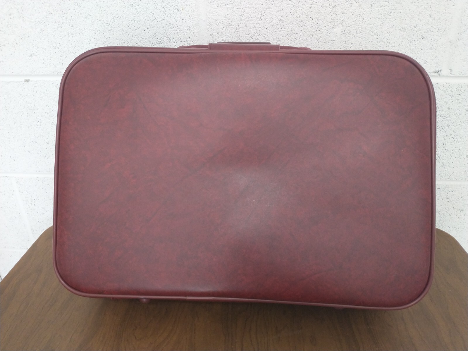 American Tourister Vintage Red Faux Leather 4 Piece Luggage Set 24×17 to Clutch