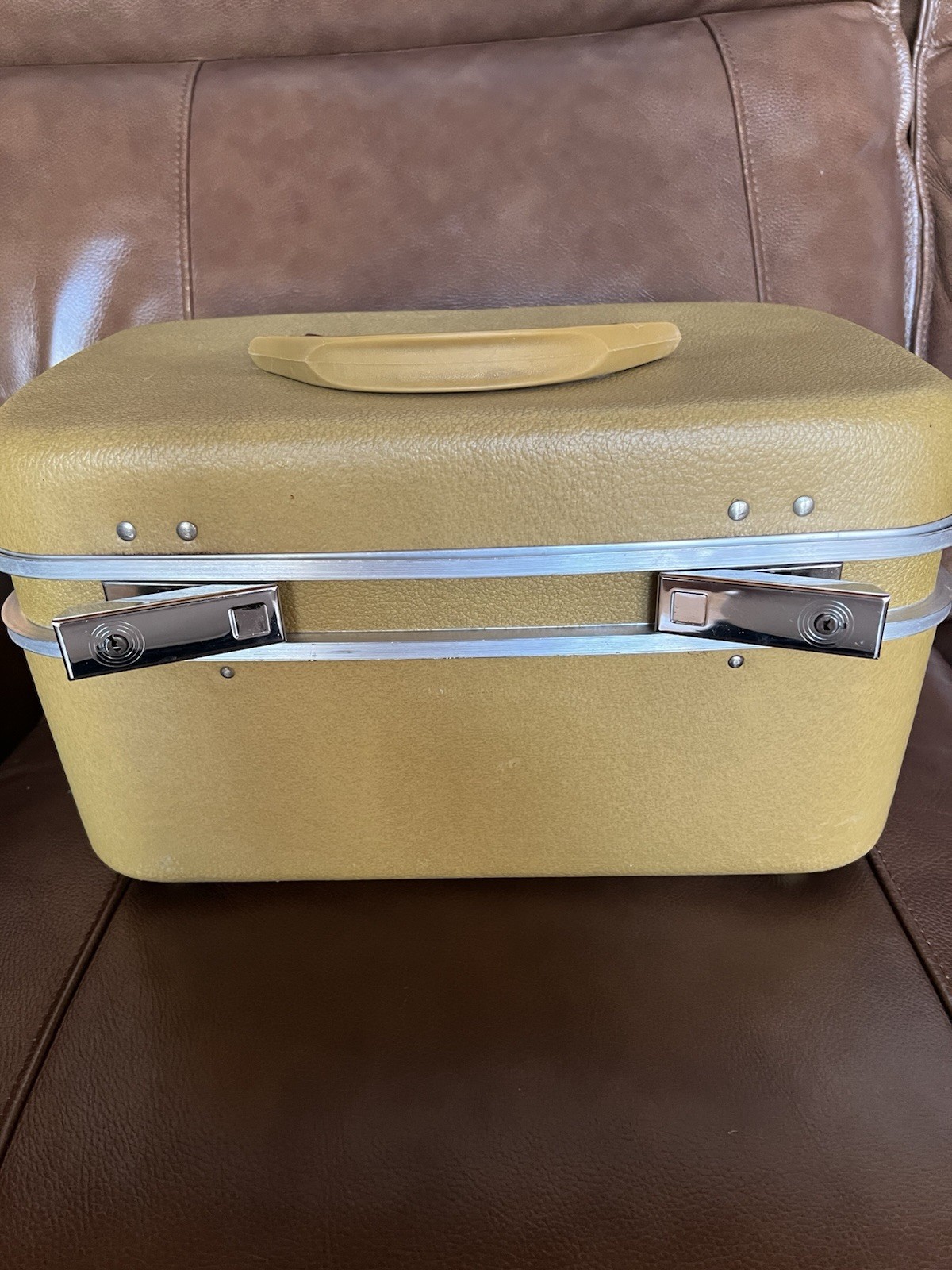 Boyle True Vintage 1950s Gold Hard Vinyl Locking Vanity Travel Case