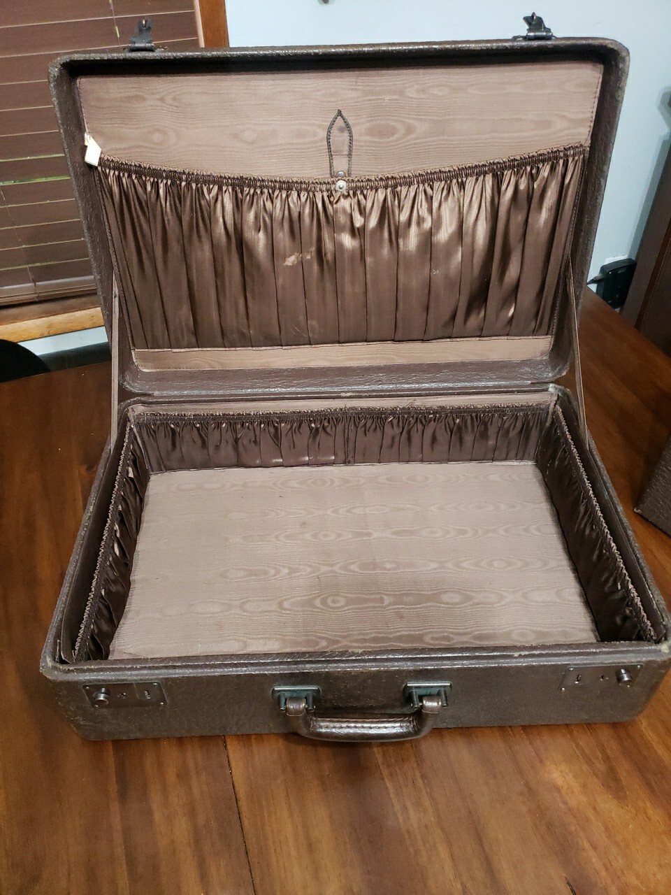 Antique 1939 Leather Suitcase With Vanity Case And Accessories